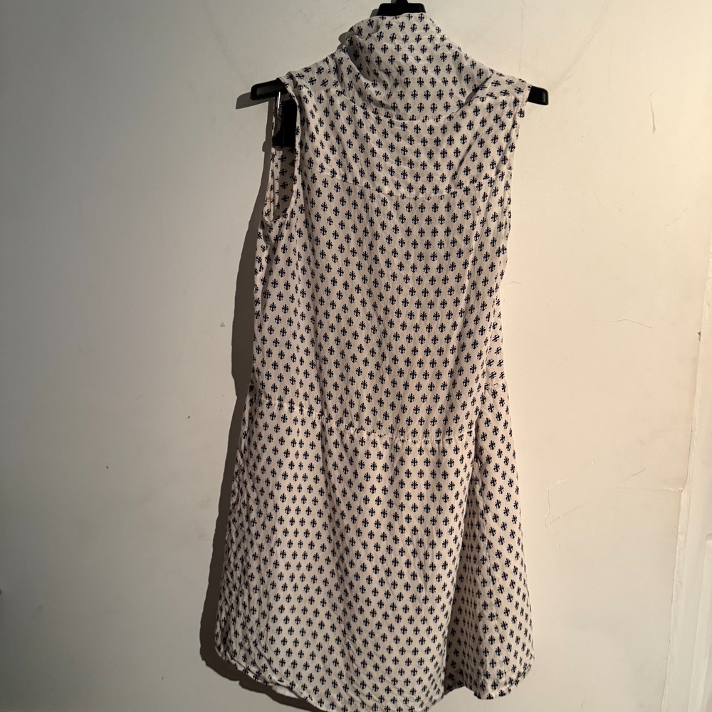 Elorie Small 100% Silk Blouse Sleeveless V Neck Quiet Luxury Ditsy Floral - Picture 4 of 5